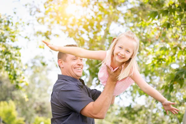 Молодой кавказский отец и дочь развлекаются в парке — стоковое фото
