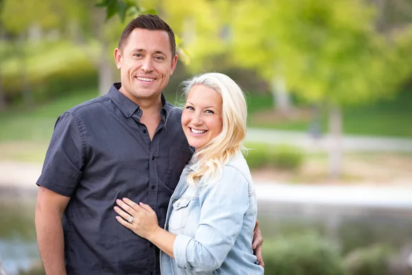 Jeune couple caucasien portrait dans le parc — Photo