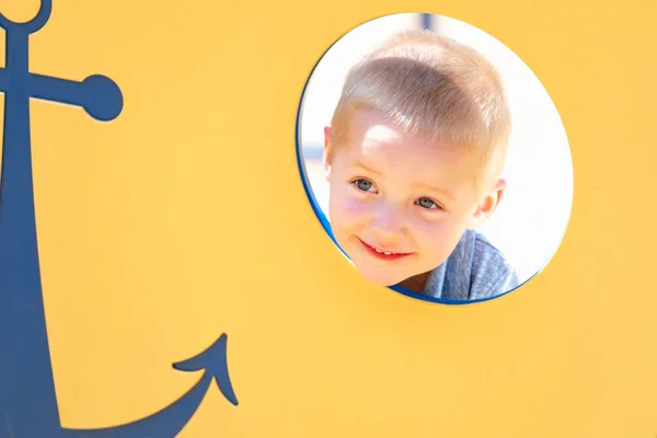 Happy Young Boy se divertindo no parque infantil — Fotografia de Stock