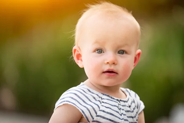 Bedårande spädbarn flicka barnporträtt utomhus — Stockfoto