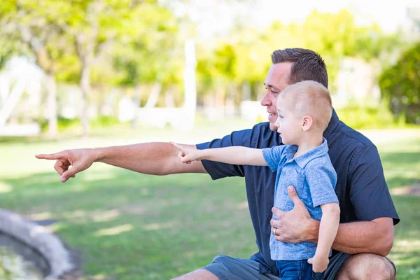 Giovane caucasico padre e figlio having divertimento a il parco — Foto Stock