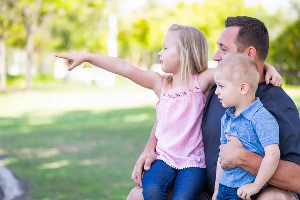 年轻的高加索爸爸, 儿子和女儿在公园里玩得开心 — 图库照片