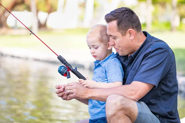 Ung kaukasisk far och son som har roligt fiske vid sjön — Stockfoto