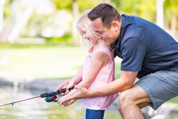 Jovem caucasiano pai e filha se divertindo pescando no lago — Fotografia de Stock