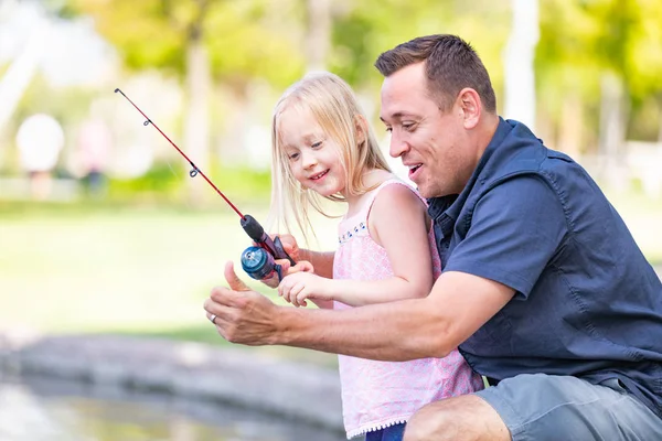 年轻的高加索父亲和女儿在湖钓鱼乐趣 — 图库照片