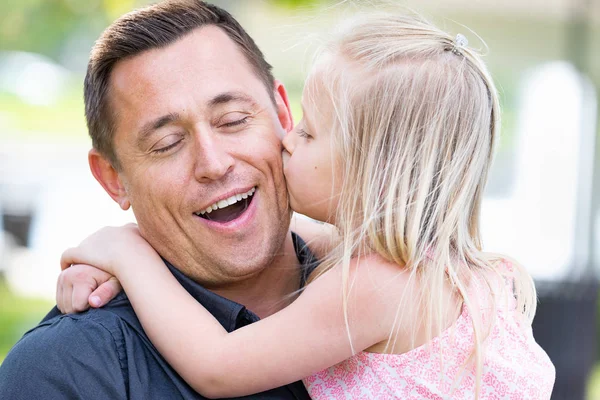 Young Caucasian Father and Daughter Having Fun At The Park — Stock Photo, Image