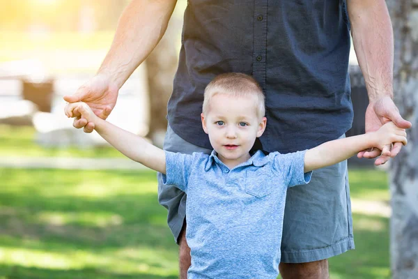 Jonge blanke vader en zoon hebben plezier in het park — Stockfoto