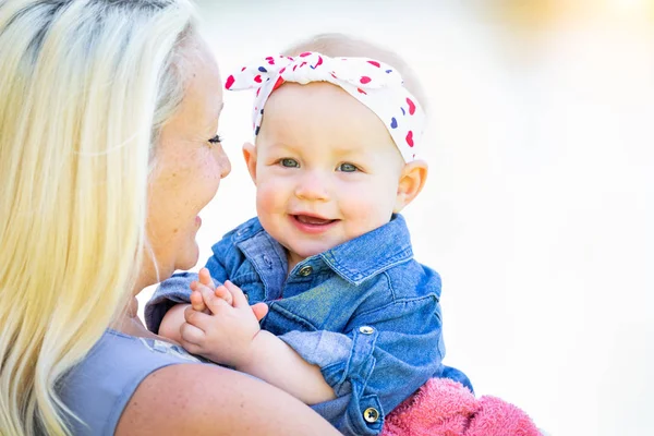 Giovane caucasico madre e figlia a il parco — Foto Stock