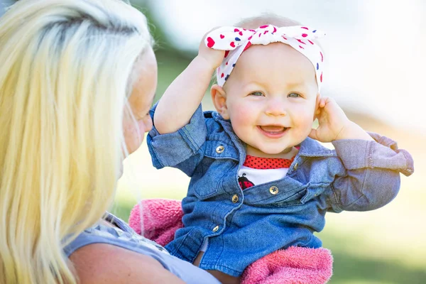 Young Caucasian Mother and Daughter At The Park — Stock Photo, Image