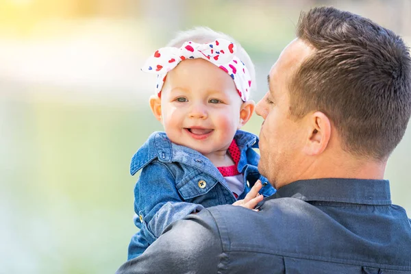 Jonge blanke vader en meisje in het park — Stockfoto