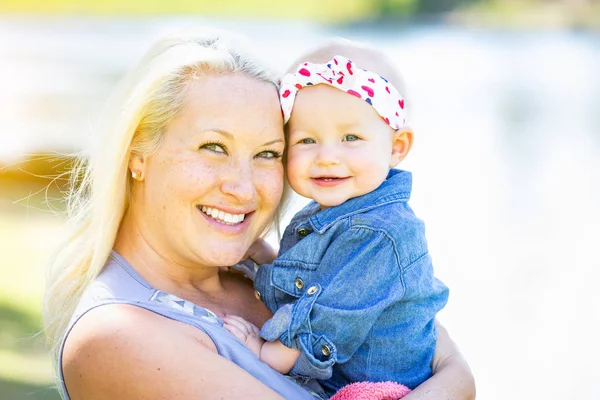 Young Caucasian Mother and Daughter At The Park — Stock Photo, Image