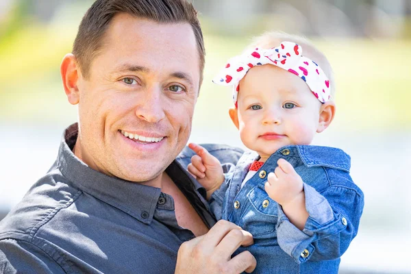 Jovem caucasiano pai e bebê menina no parque — Fotografia de Stock