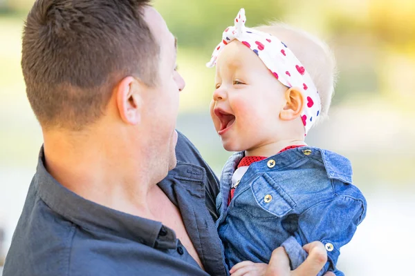 公園で若い白人の父と赤ちゃんの女の子 — ストック写真