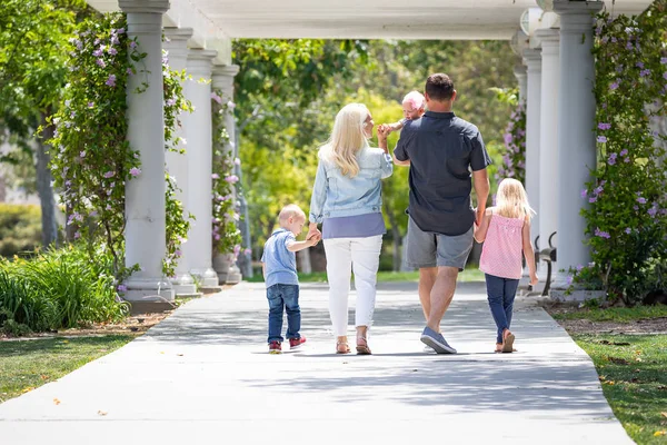Parkta yürüyüşe genç Beyaz aile — Stok fotoğraf