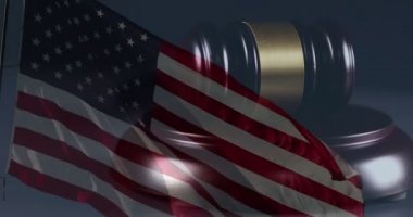4k Gavel Döndürme Kapanışı ve Karanlık Arkaplanda Amerikan Bayrağı.