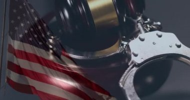 4k kelepçe, Gavel Döndürme Kapatma ve Karanlık Arkaplanda Hayalet Amerikan Bayrağı.