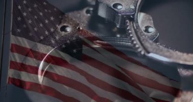 4k Kelepçe Çevirme Kapanışı ve Karanlık Arkaplanda Hayalet Amerikan Bayrağı.