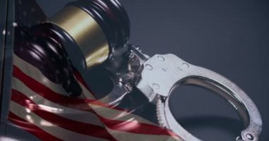 4k kelepçe, Gavel Döndürme Kapatma ve Karanlık Arkaplanda Hayalet Amerikan Bayrağı.