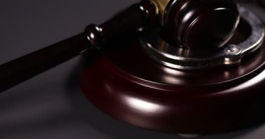 4k kelepçe ve Gavel Döndürme Kapanışı Karanlık Arkaplanda.