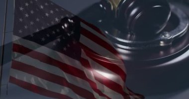 4k kelepçe, Gavel Döndürme Kapatma ve Karanlık Arkaplanda Hayalet Amerikan Bayrağı.