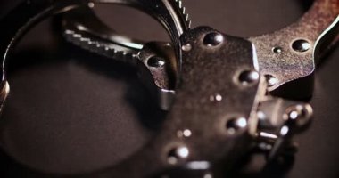 4k Gavel Döndürme Kapanışı Karanlık Arkaplanda.