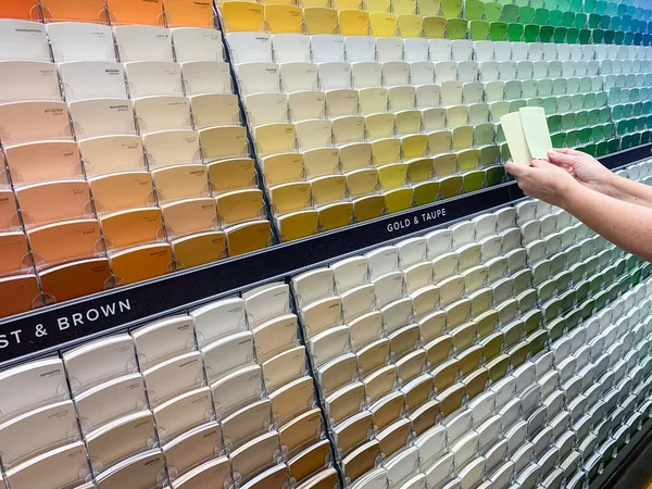 Widok klienta Paint Swatches In Paint Store w kolorowym stojaku na próbki — Zdjęcie stockowe