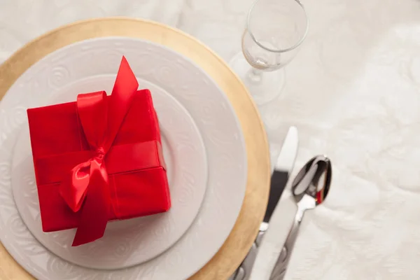 De Gift van Kerstmis met couvert aan tafel — Stockfoto