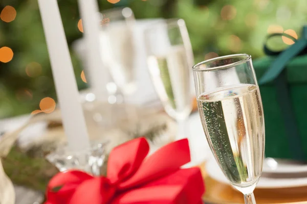 Champagne Glas en Kerst Gift met Plaats Samenvatting aan tafel. — Stockfoto
