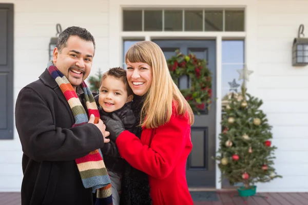 Joven familia mixta en el porche delantero de la casa con decoraciones de Navidad . — Foto de Stock