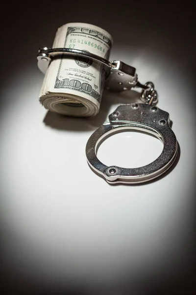 "Kelepçeler 100 Dolarlık banknotlara kilitlendi" — Stok fotoğraf