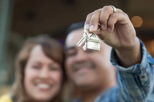 Karışık Yarış Çifti Yeni Ev Anahtarları Tutuyor — Stok fotoğraf