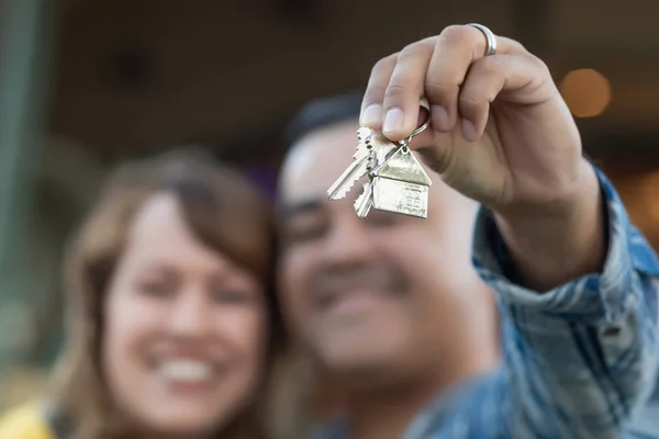 Pareja de raza mixta sosteniendo nuevas llaves de la casa —  Fotos de Stock