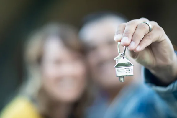 Blandad ras par håller nya hus nycklar — Stockfoto