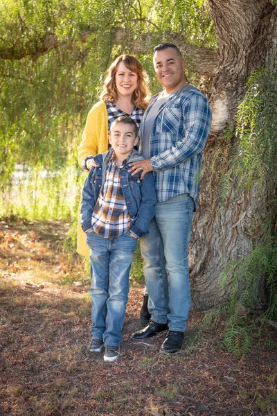 Retrato de família de raça mista ao ar livre — Fotografia de Stock