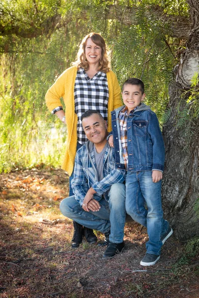 Retrato de família de raça mista ao ar livre — Fotografia de Stock