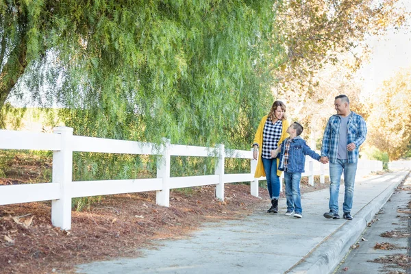 Familia de raza mixta dando un paseo al aire libre —  Fotos de Stock