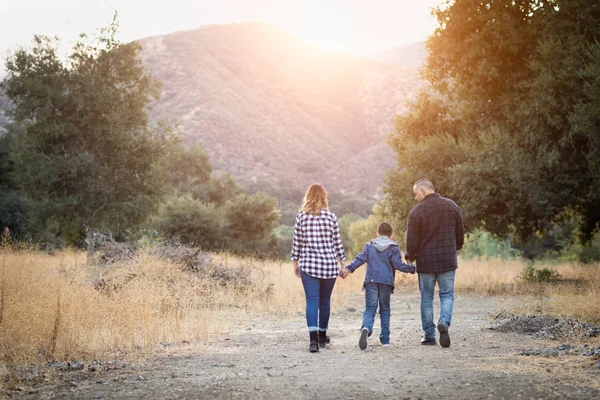 Blandad ras familj tar en promenad utomhus — Stockfoto