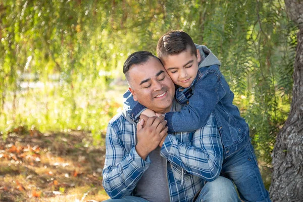 Portret van gemengde ras vader en zoon hebben plezier buiten — Stockfoto