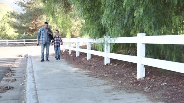 Jóvenes Mixtos Raza Padre Hijo Caminando Con Los Polacos Pesca — Vídeos de Stock