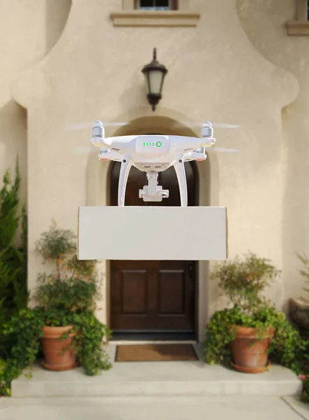 Dron doručuje balíček na verandu domu — Stock fotografie