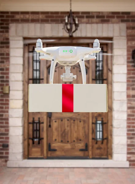 Drone Delivering Red Ribbon csomagolt csomag a ház tornác — Stock Fotó