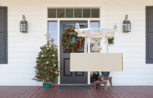 Pacote de entrega de drones para o alpendre decorado de Natal — Fotografia de Stock