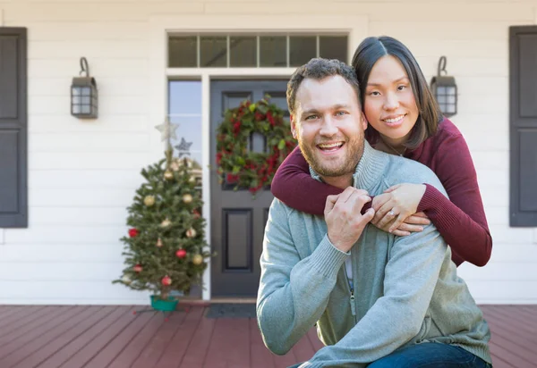 中国人と白人の若い大人のカップルクリスマスの装飾されたフロントポーチの家 — ストック写真