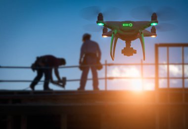 İnsansız Uçak Sistemi Dronu 'nun (Uav) Silueti Yapım Altındaki Binanın Üzerindeki Havadaki Uçağı