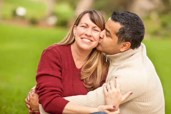 Portrait de couple mixte attrayant dans le parc — Photo