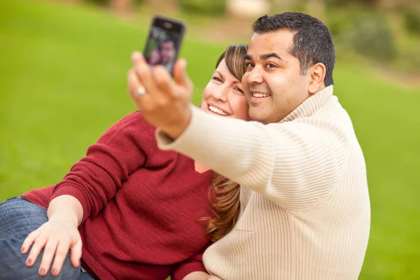 Atractiva pareja de razas mixtas tomando autorretratos en el parque — Foto de Stock