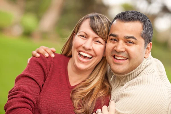 Atractivo retrato de pareja de razas mixtas en el parque — Foto de Stock