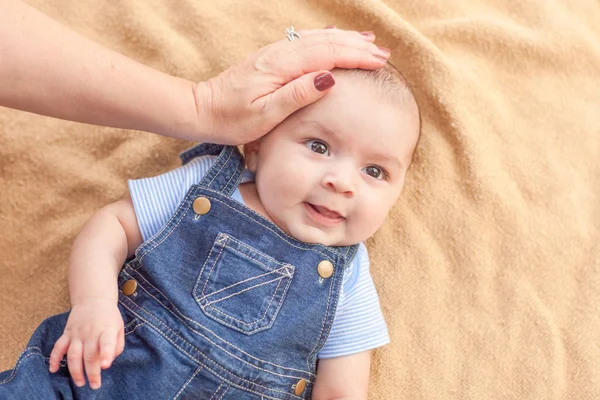 Feliz misto raça bebê menino deitado no cobertor — Fotografia de Stock