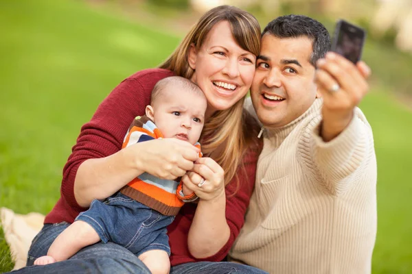 Boldog kevert szülők és a baba fiú figyelembe önarcképeket a parkban — Stock Fotó