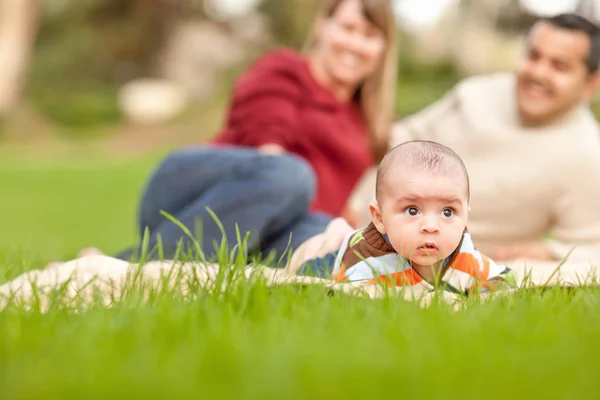 Mutlu erkek bebek emekleme ve karışık ırk anne parkta oynarken — Stok fotoğraf